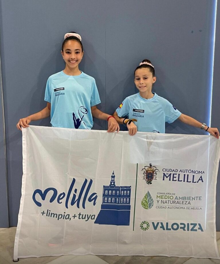 Valentina Bejerano e Iara Haouari sosteniendo una bandera de Melilla