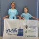 Valentina Bejerano e Iara Haouari sosteniendo una bandera de Melilla