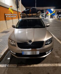 Vehículo detenido por la Guardia Civil en control fronterizo con documentación sospechosa