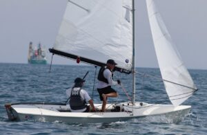 Regatistas compitiendo en el VI Trofeo de Vela Ligera en Melilla