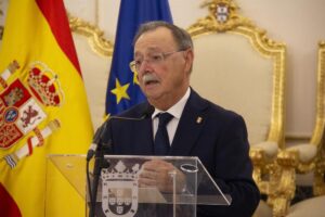 Juan Jesús Vivas hablando sobre la situación de Ceuta en una rueda de prensa