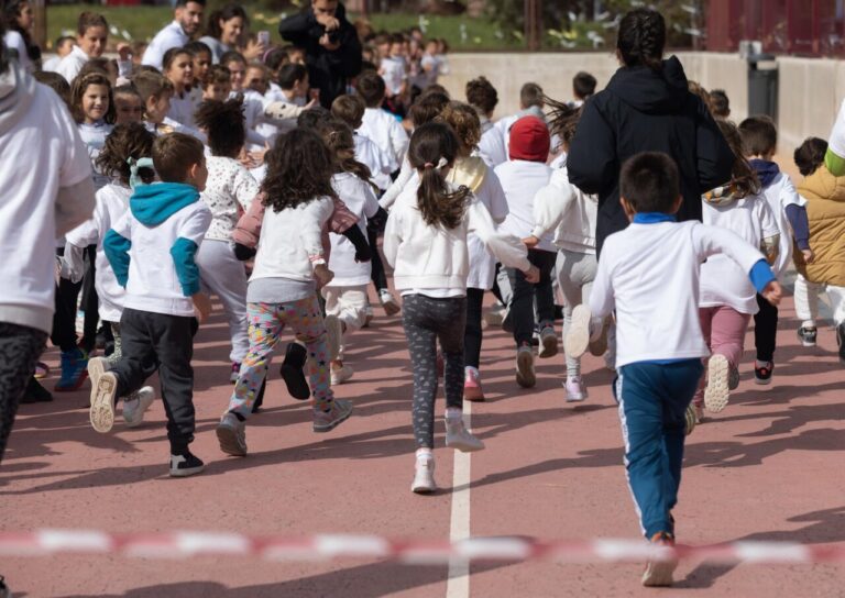 Niños corriendo en una carrera escolar durante la vuelta al cole