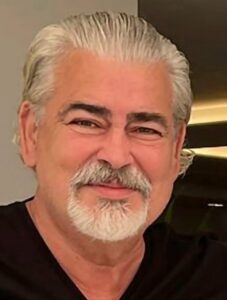 Retrato de Yahya Yahya, exsenador marroquí con cabello canoso