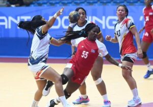 Yarumy Céspedes jugando balonmano en los Juegos Centroamericanos y del Caribe
