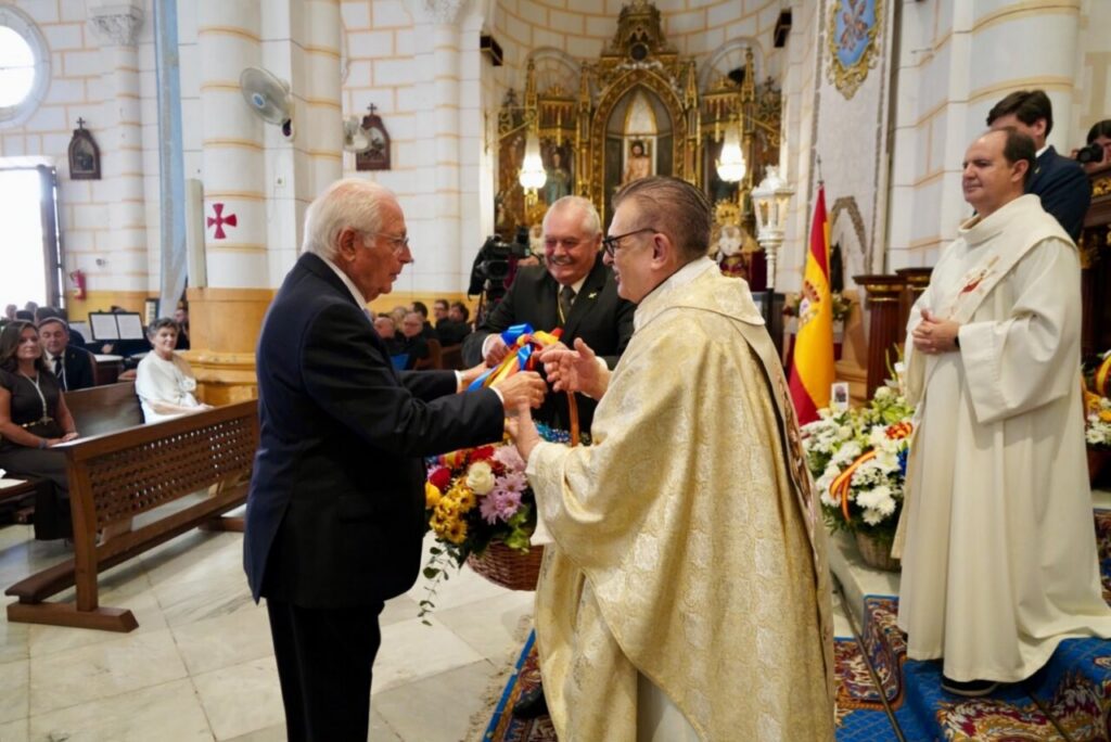 Ceremonia religiosa con ofrenda floral a la Virgen de la Victoria en Melilla