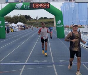 Dagem Agnaoui cruzando la meta en los 100 Kilómetros de Santander