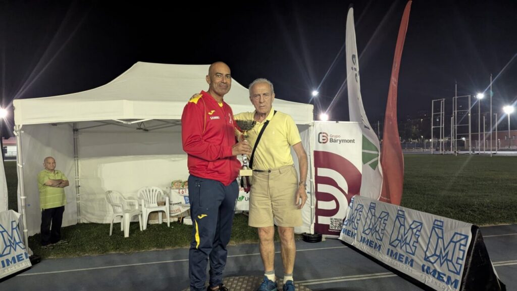 Dagem Agnaoui recibiendo un trofeo tras la carrera de 100 kilómetros en Santander