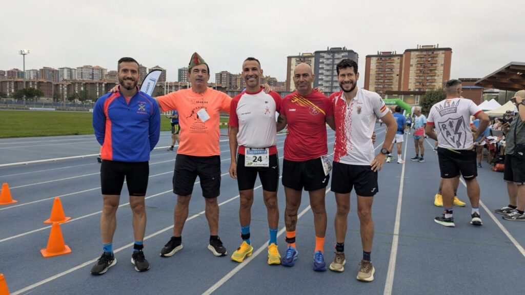 Dagem Agnaoui y otros corredores en la carrera de 100 kilómetros en Santander
