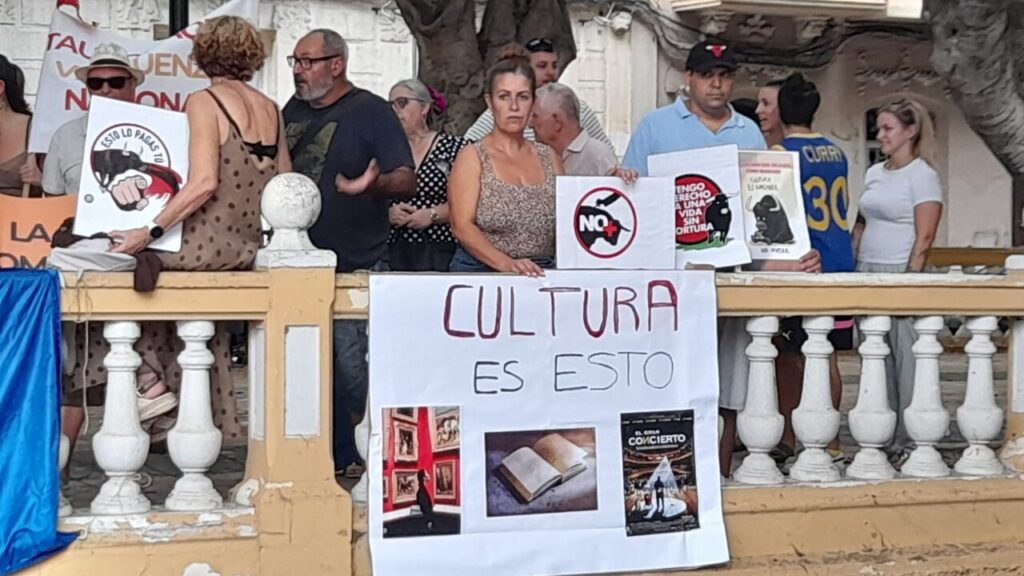 Manifestantes sosteniendo pancartas contra la corrida de toros en Melilla