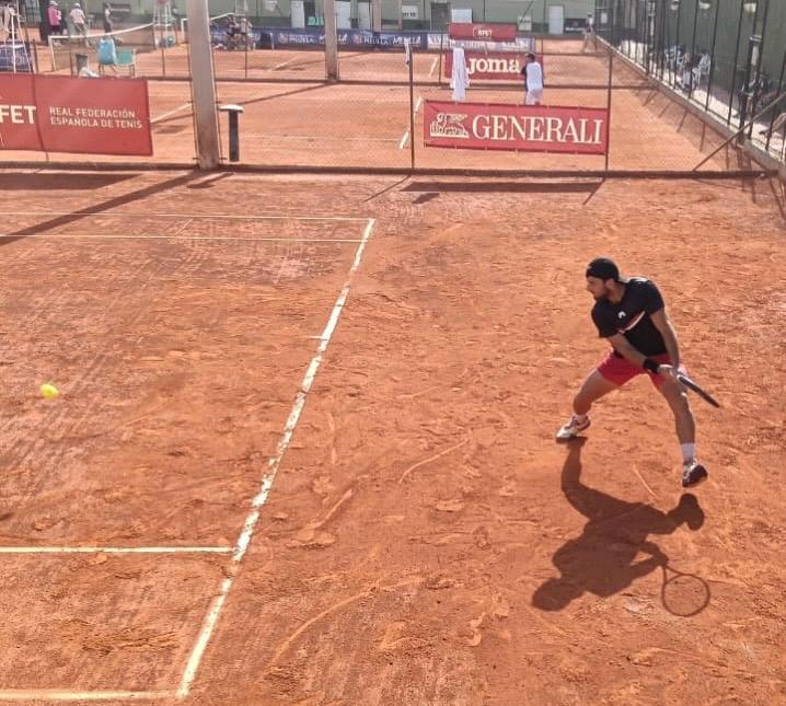 Jugador de tenis en acción durante la final del torneo en Melilla