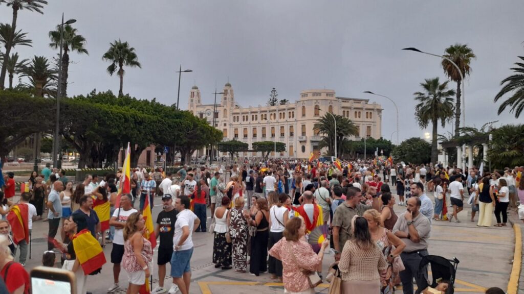 Multitud de personas en Melilla apoyando a Ceuta con banderas