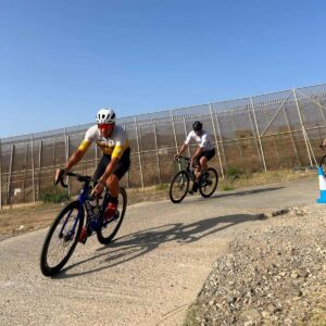 Ciclistas compitiendo en el II Critérium Día de Melilla