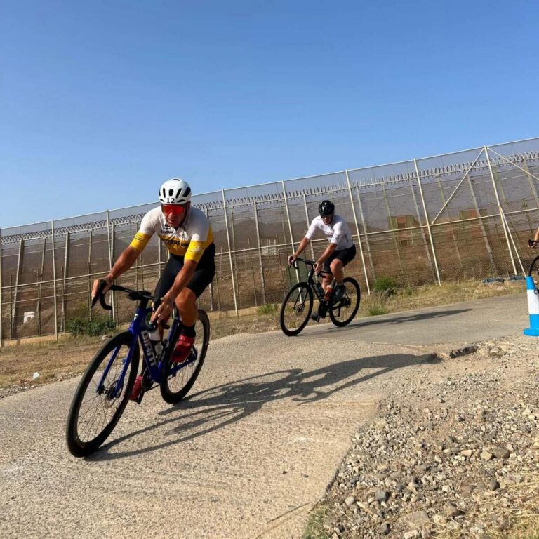 Ciclistas compitiendo en el II Critérium Día de Melilla