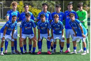 Jugadores del Atlético Melilla posando en uniforme de fútbol azul