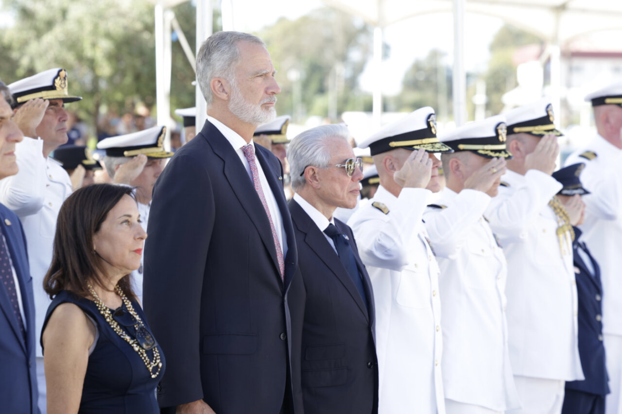 Ofrenda floral a las víctimas del 11-S - MelillaHoy Felipe VI y autoridades durante la ofrenda floral en la Base Naval de Rota