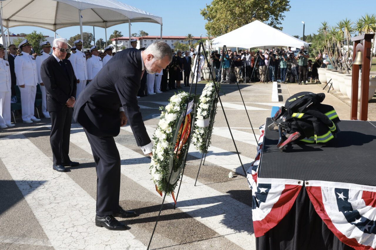 Ofrenda floral a las víctimas del 11-S - MelillaHoy Felipe VI realizando una ofrenda floral en la Base Naval de Rota