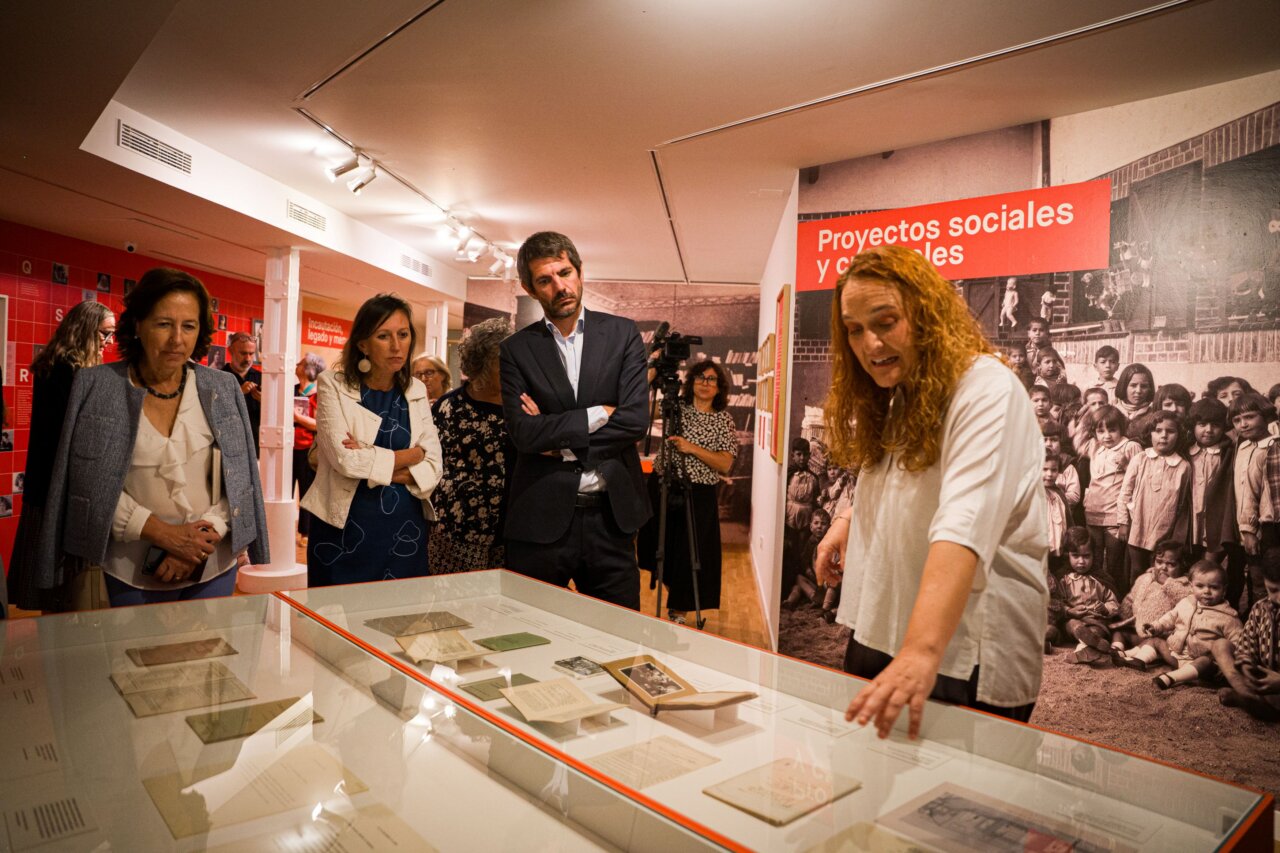 Exposición del Lyceum Club Femenino en Madrid - MelillaHoy Inauguración de la exposición del Lyceum Club Femenino en Madrid con asistentes observando documentos