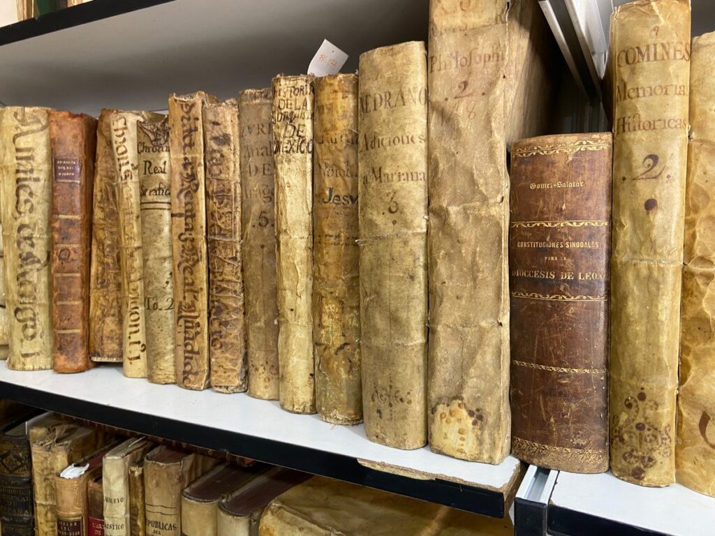 Estantes con libros antiguos en la Feria de Otoño en Madrid
