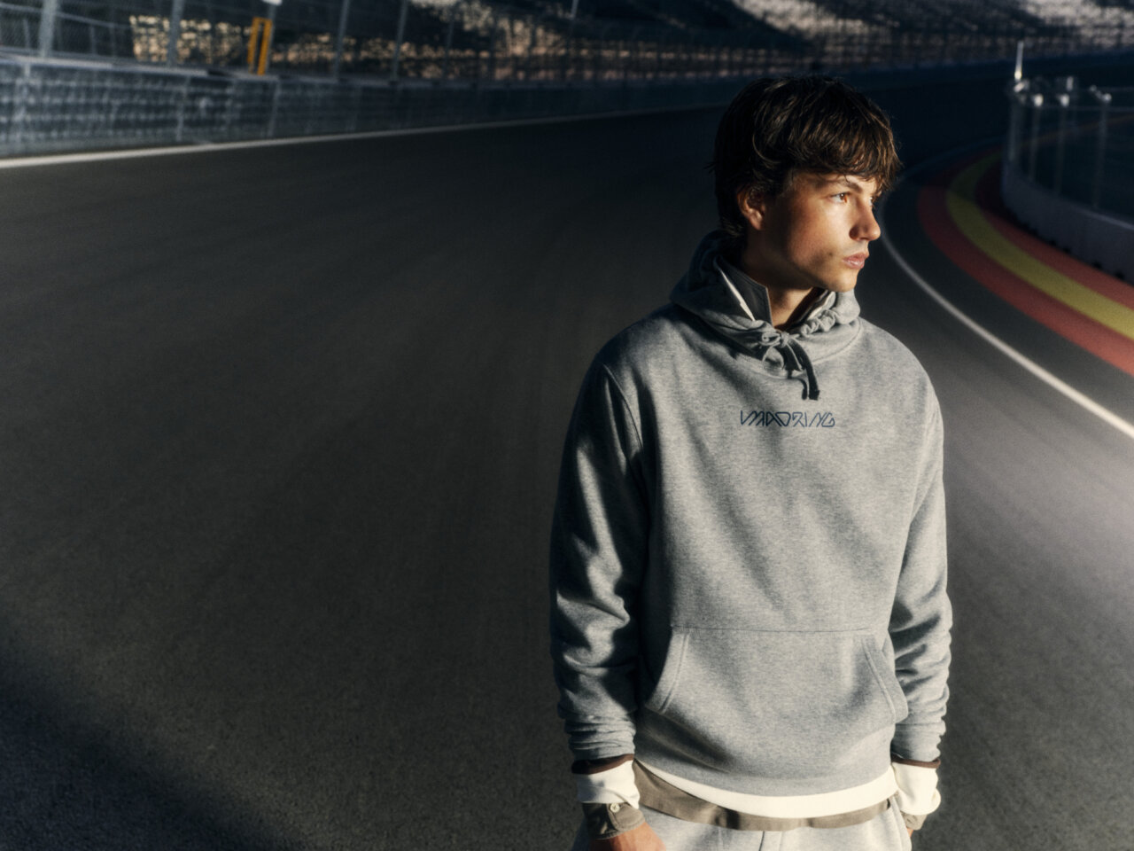 Modelo luciendo sudadera en pista de Fórmula 1