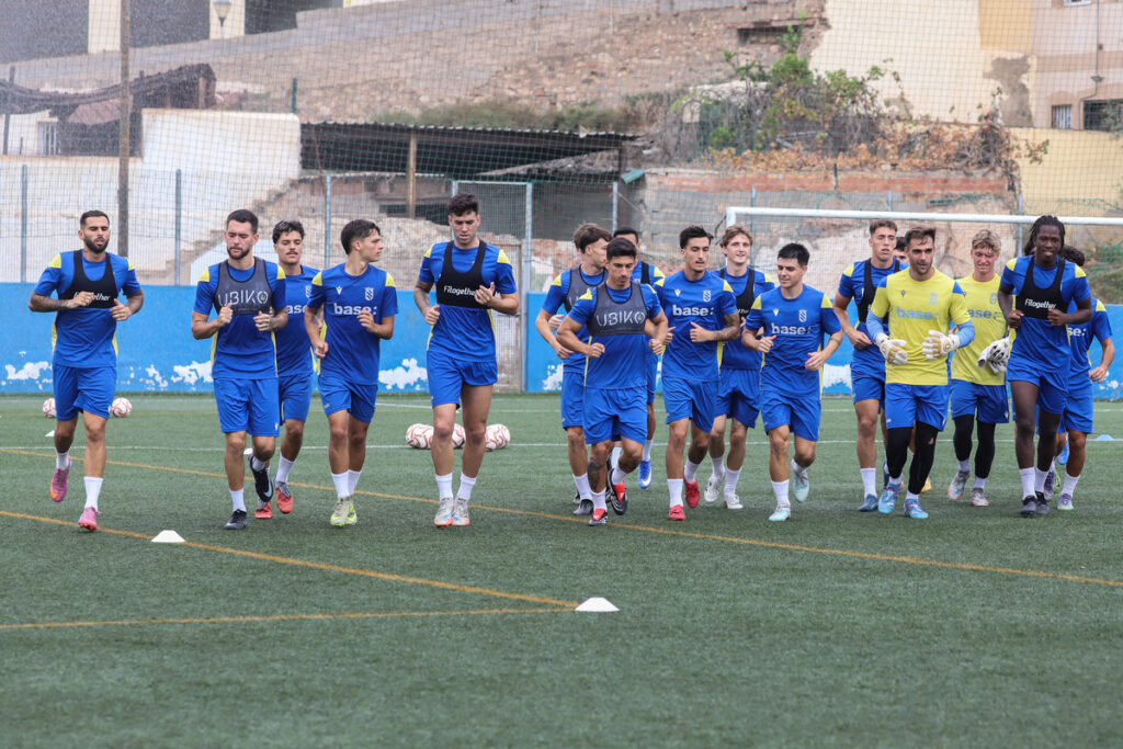 Jugadores de la U.D. Melilla entrenando en el Campo de La Espiguera