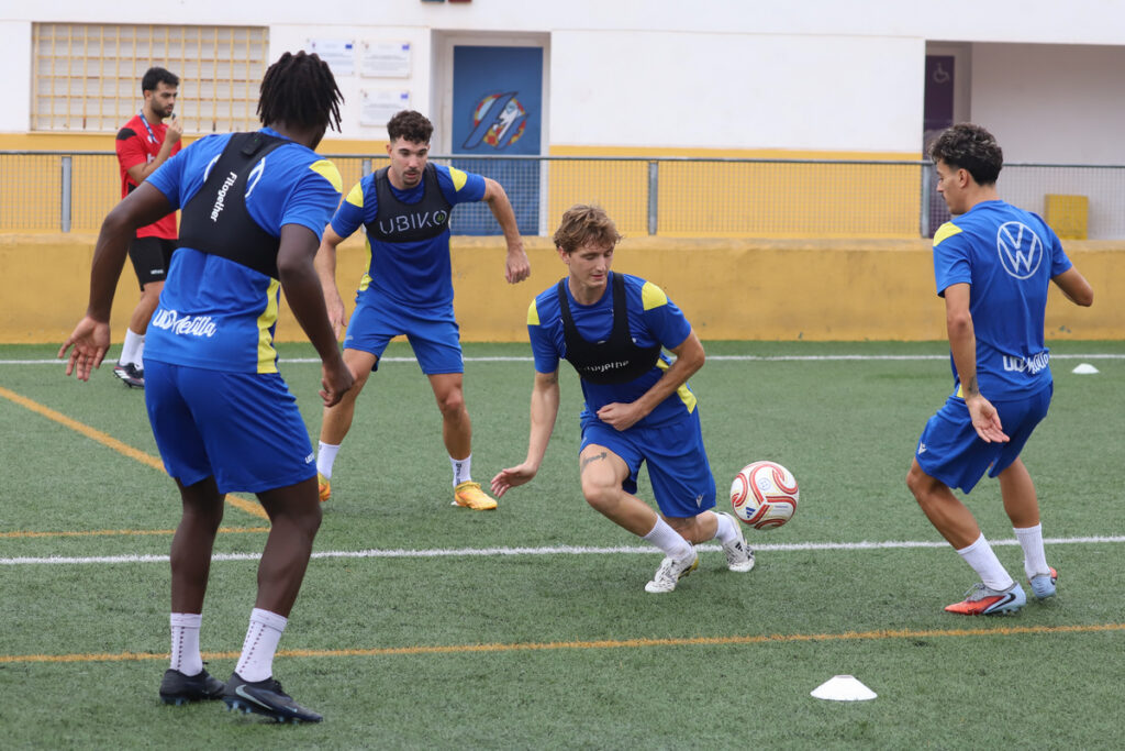 Jugadores de la U.D. Melilla entrenando en el Campo de La Espiguera