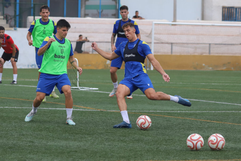 Jugadores de la U.D. Melilla entrenando en el Campo de La Espiguera