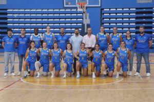 Plantilla del MCD La Salle posando en el pabellón deportivo