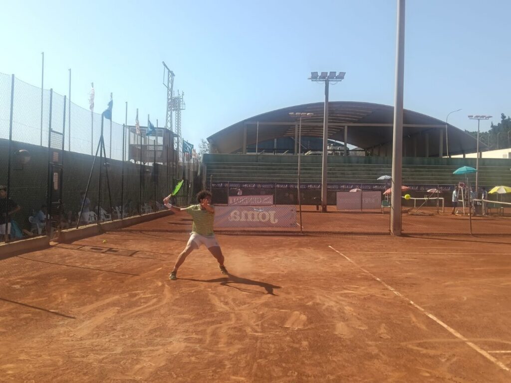 Jugador de tenis en acción durante el torneo en Melilla