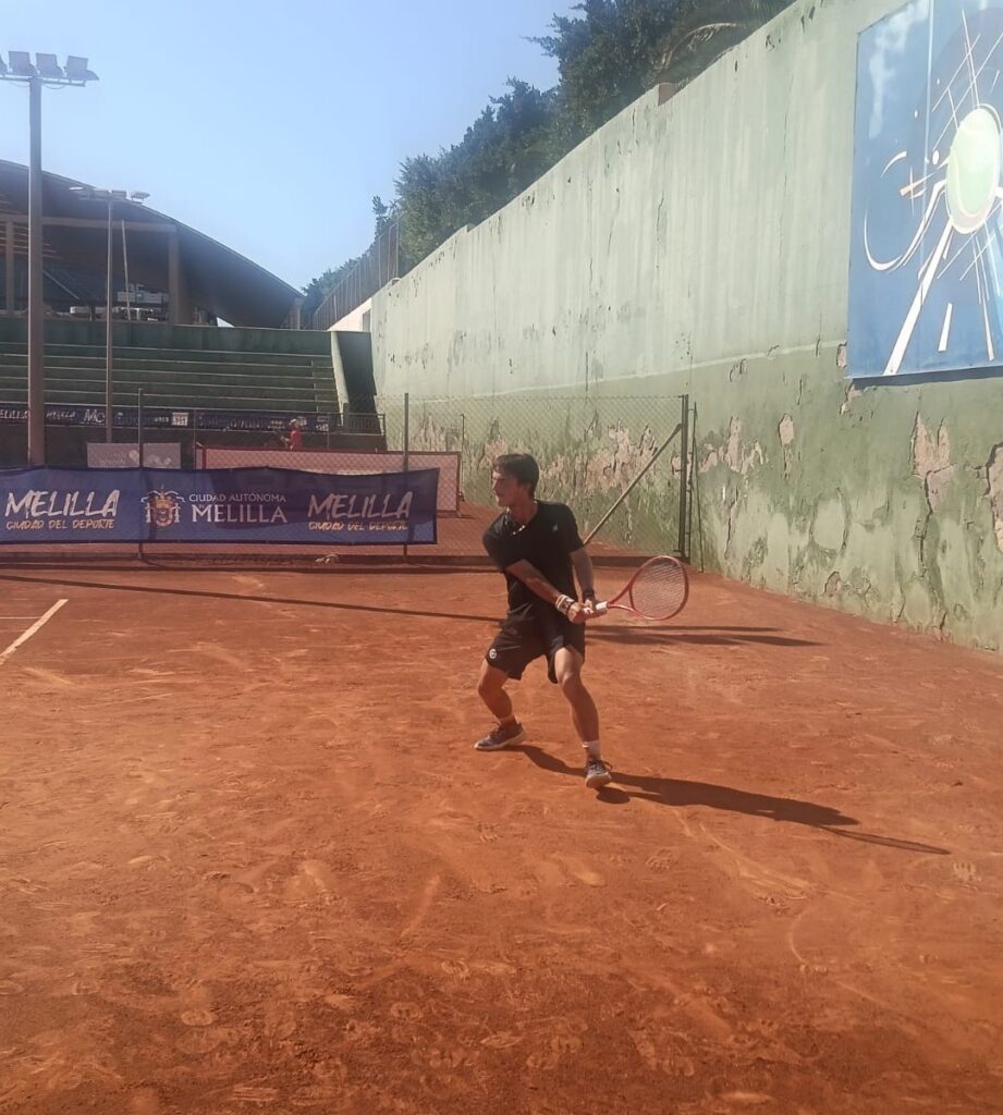 Jugador de tenis en acción durante el torneo en Melilla