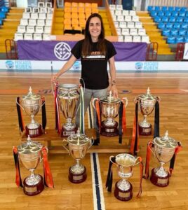 Leti Cortés posando con varios trofeos de fútbol sala