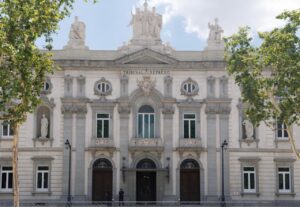 Edificio del Tribunal Supremo en España con esculturas en la parte superior.