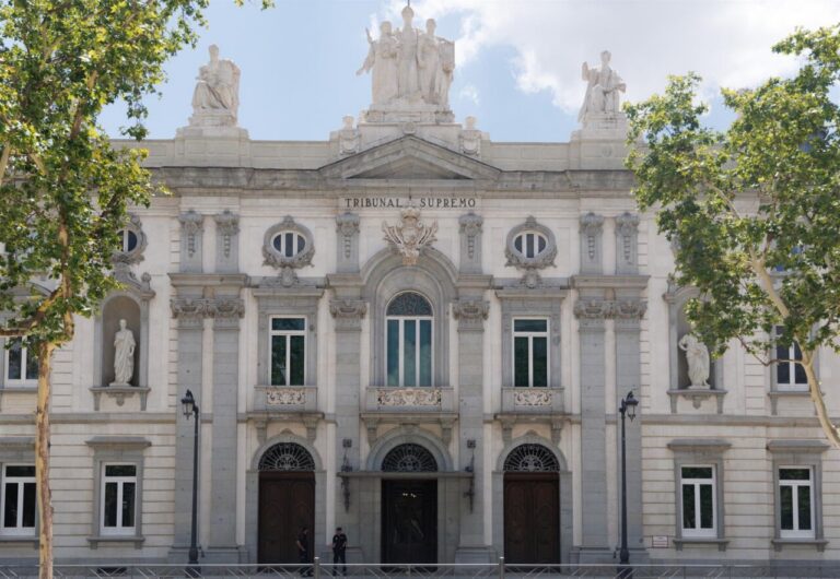 Edificio del Tribunal Supremo en España con esculturas en la parte superior.