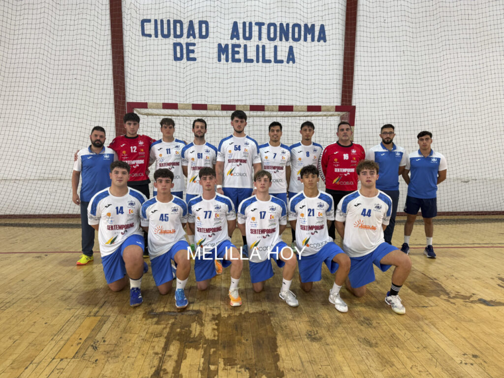 Equipo de balonmano Virgen de la Victoria en el polideportivo de Melilla