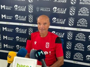 Miguel Rivera, entrenador de la U.D. Melilla en rueda de prensa
