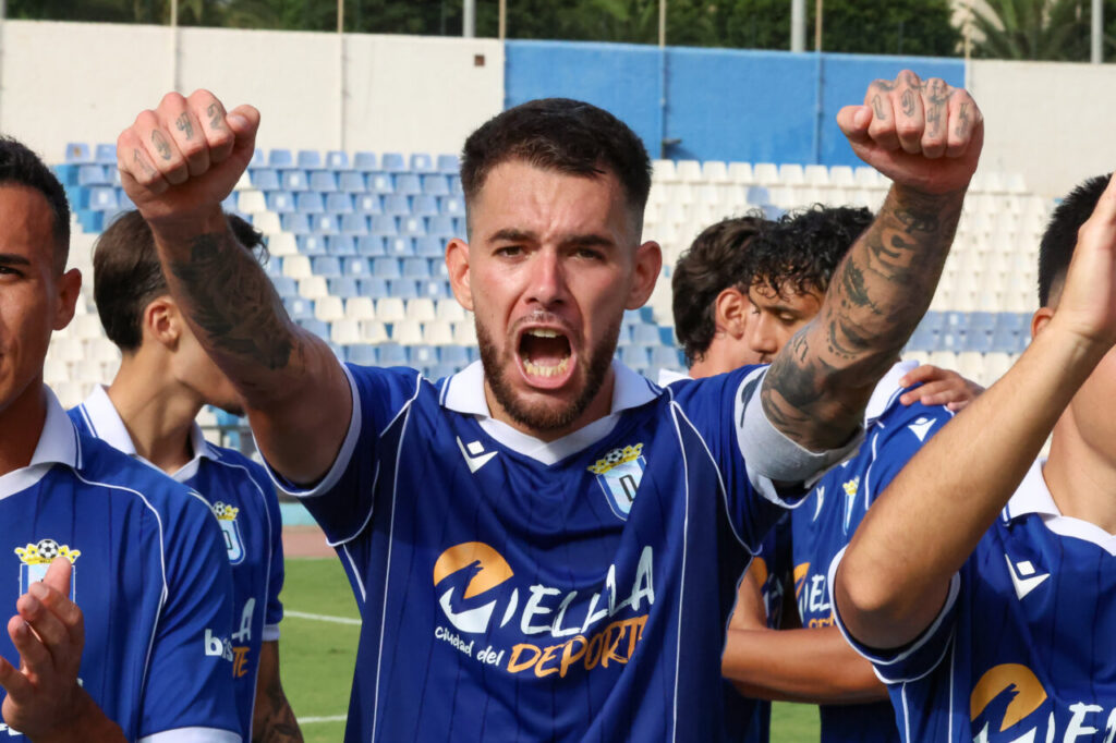 Jugador de la U.D. Melilla celebrando una victoria en el estadio