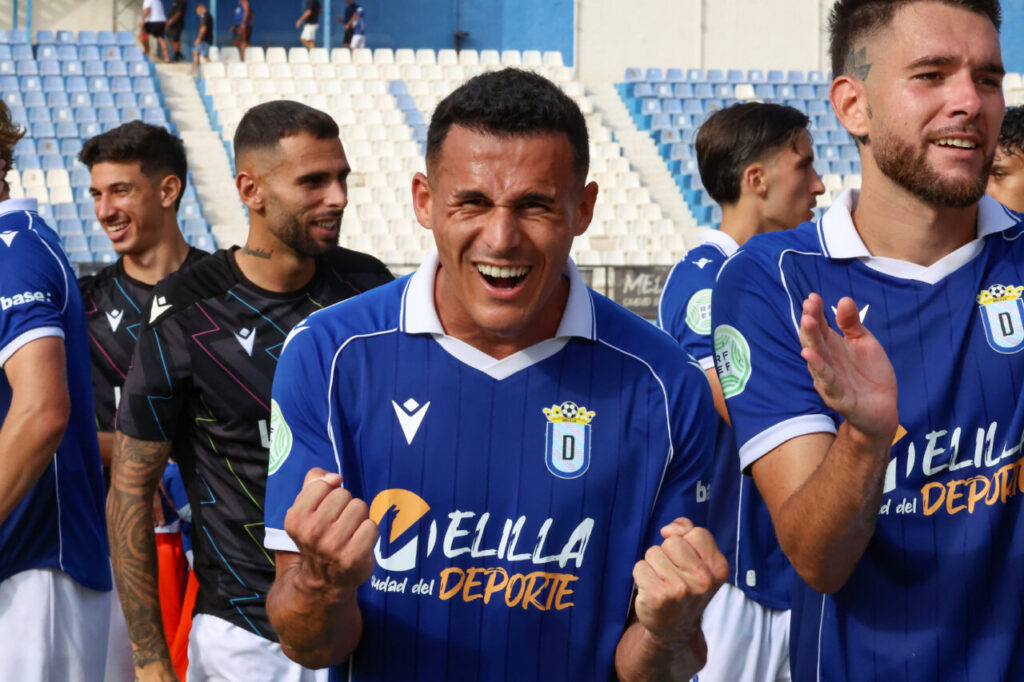 Jugadores de la U.D. Melilla celebrando una victoria en el estadio