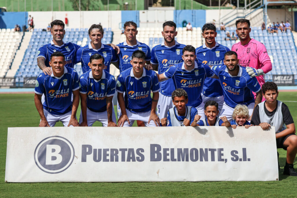 Equipo de la U.D. Melilla posando tras su victoria contra Huétor Vega