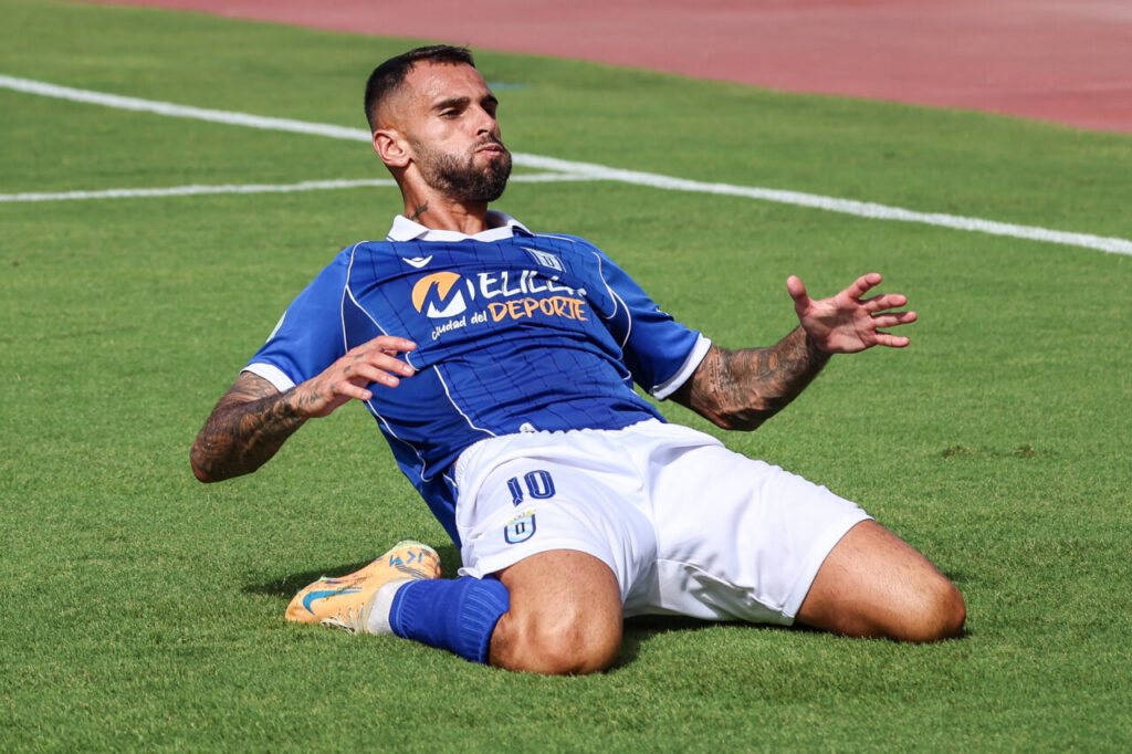 Jugador de la U.D. Melilla celebrando un gol en el partido contra Huétor Vega