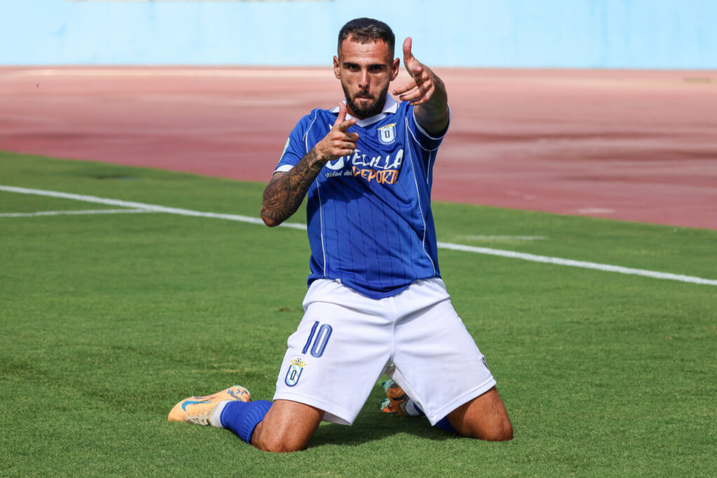 Jugador de la U.D. Melilla celebra un gol en el partido contra Huétor Vega