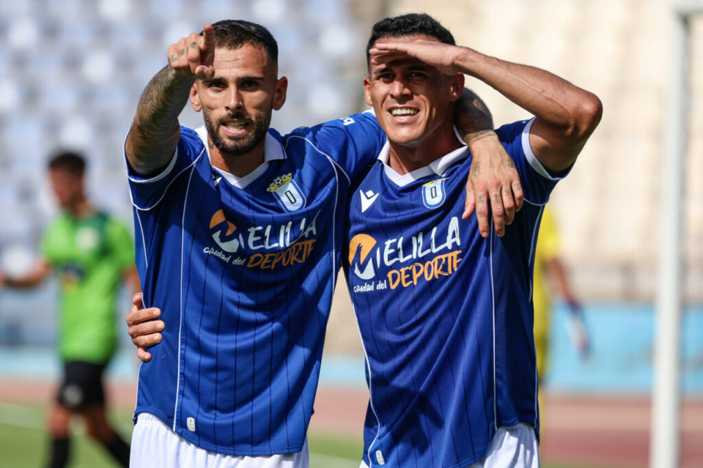 Jugadores de la U.D. Melilla celebrando un gol en el partido contra Huétor Vega