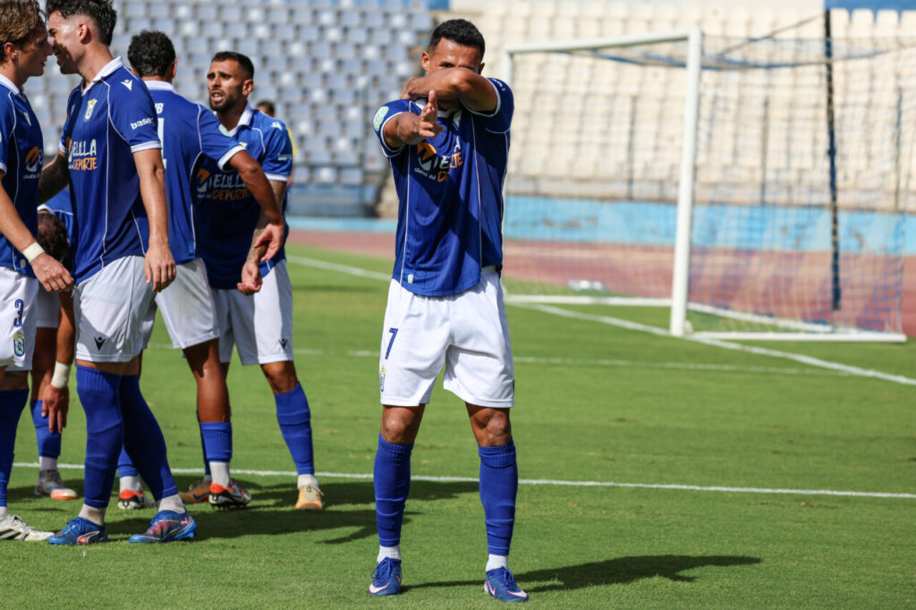 Jugadores de la U.D. Melilla celebrando un gol en el partido contra Huétor Vega