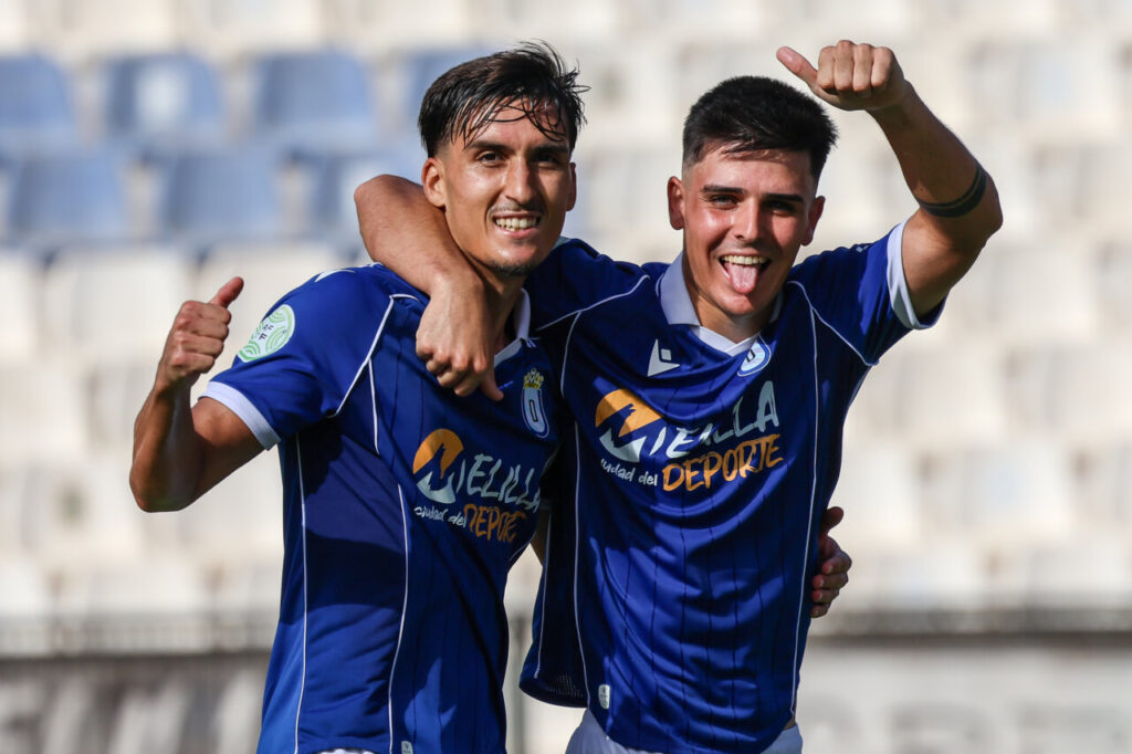 Jugadores de la U.D. Melilla celebrando un gol en el partido contra Huétor Vega