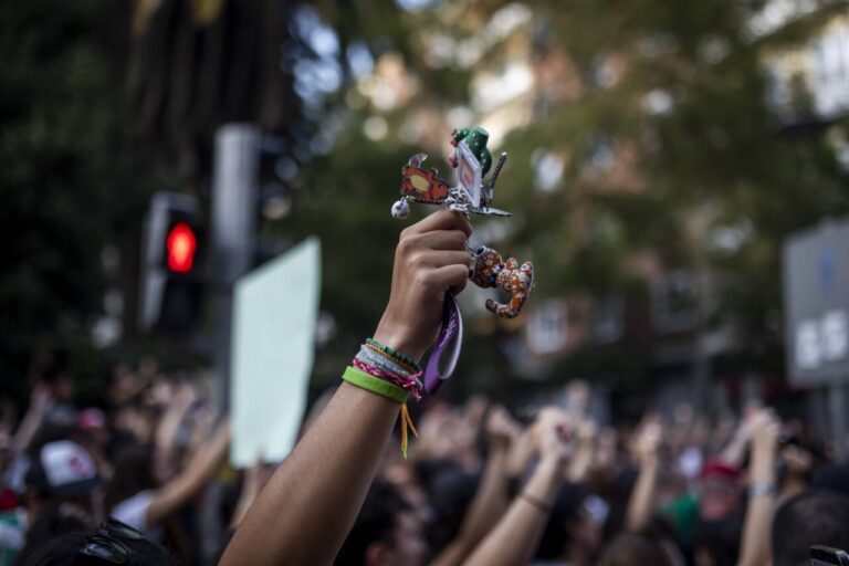 Persona levantando una mano con llaveros en una marcha por la vivienda.
