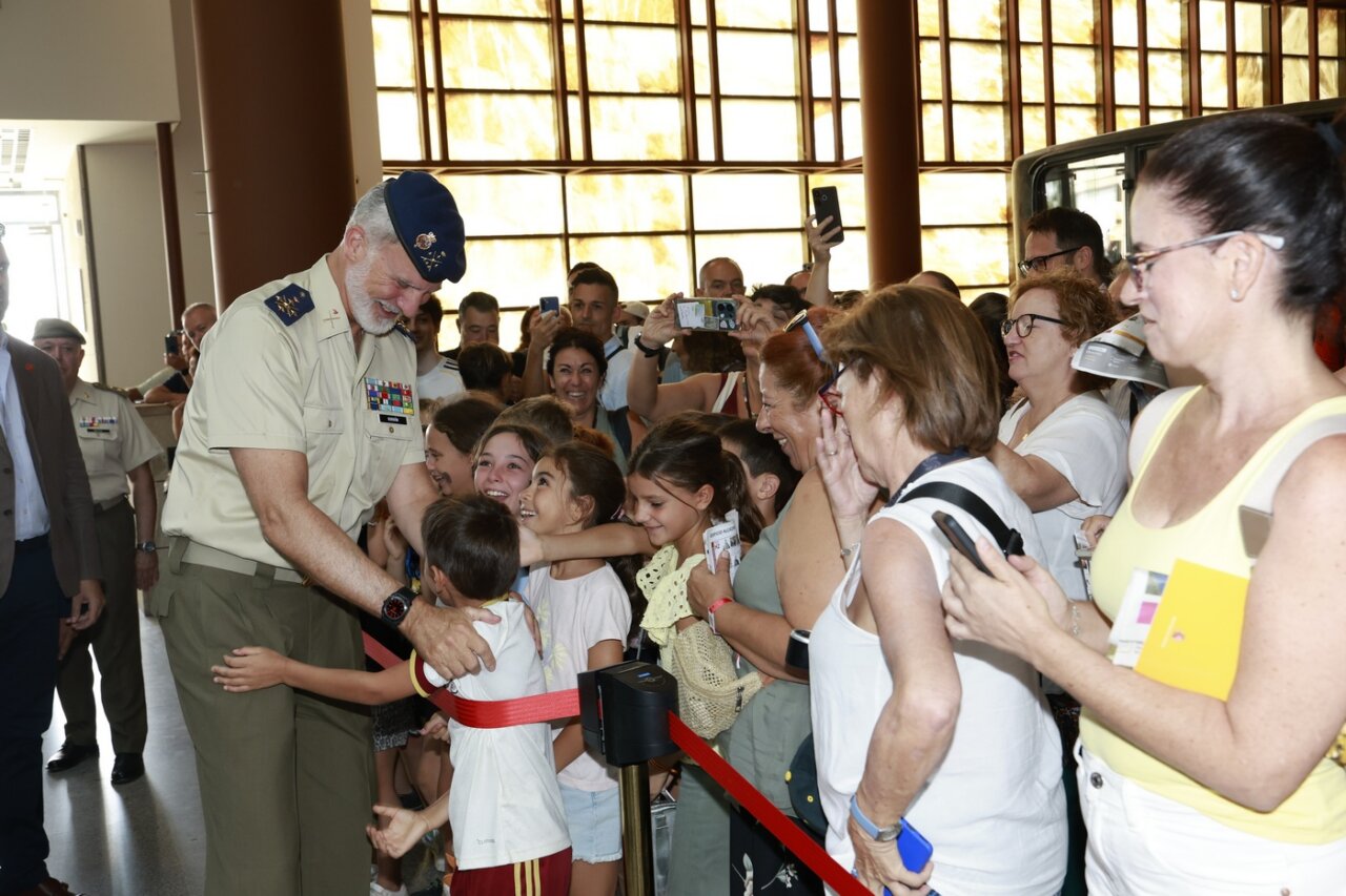 Visita del Rey a la exposición en Toledo - MelillaHoy El Rey Felipe VI interactuando con niños en el Museo del Ejército.