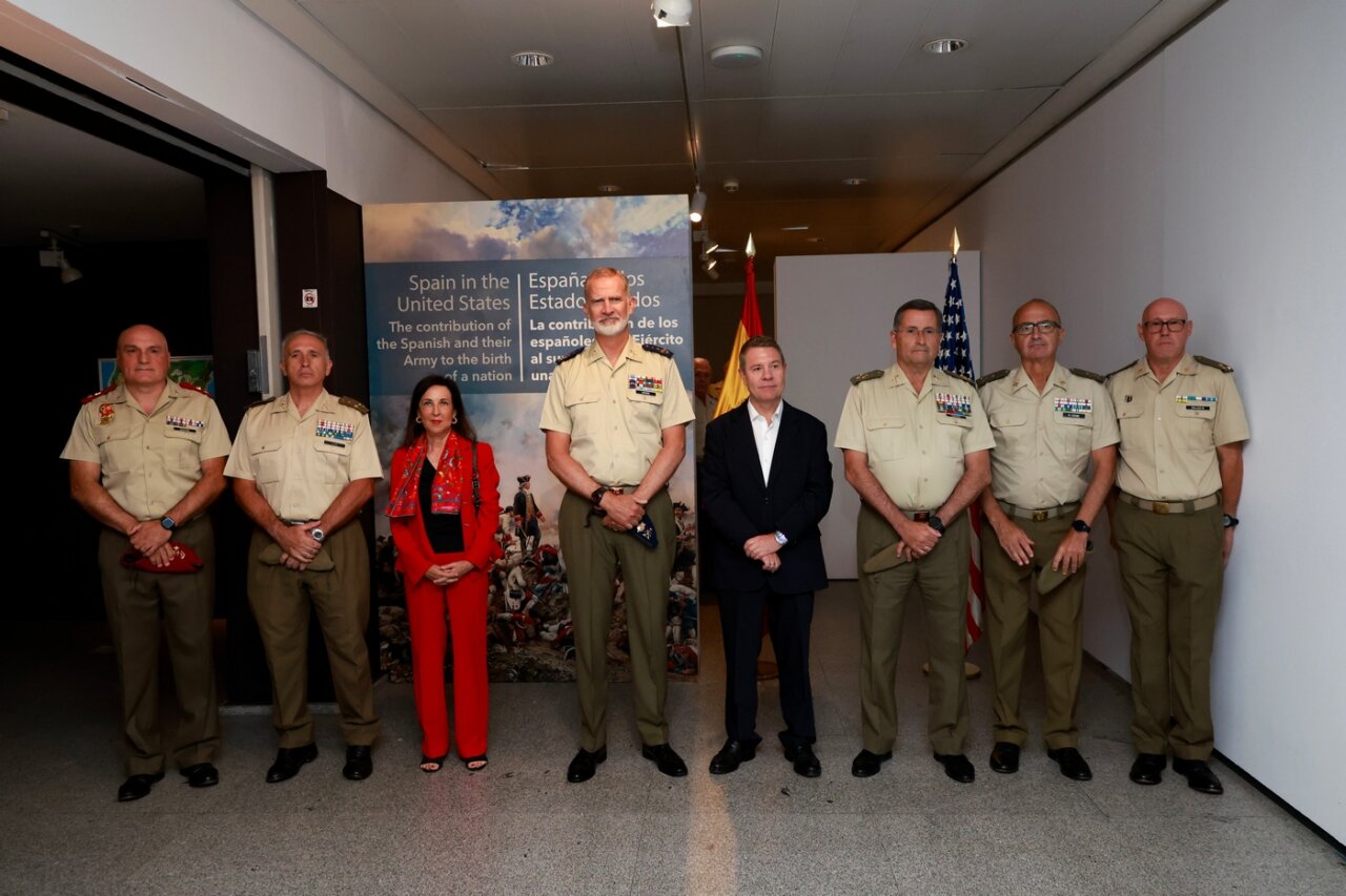Visita del Rey a la Exposición en Toledo - MelillaHoy El Rey Felipe VI con autoridades en el Museo del Ejército de Toledo