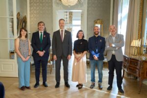 Grupo de personas en el Museo del Prado celebrando el aniversario de la Reina Cristina de Suecia