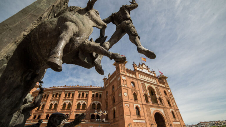 Vista de la Plaza de Toros de Las Ventas en Madrid con esculturas taurinas.