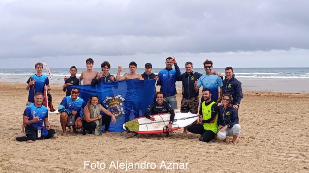Equipo de surf de Melilla posando en la playa tras el campeonato