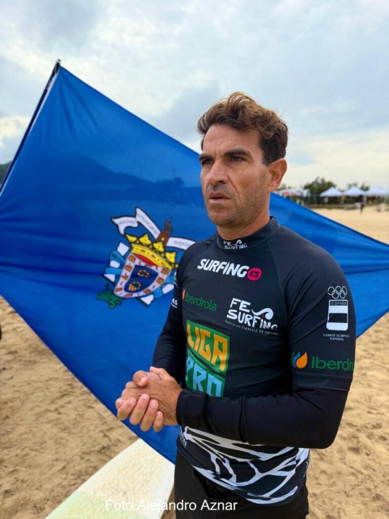 Competidor de surf en el Campeonato de España de Selecciones de Surf en Melilla