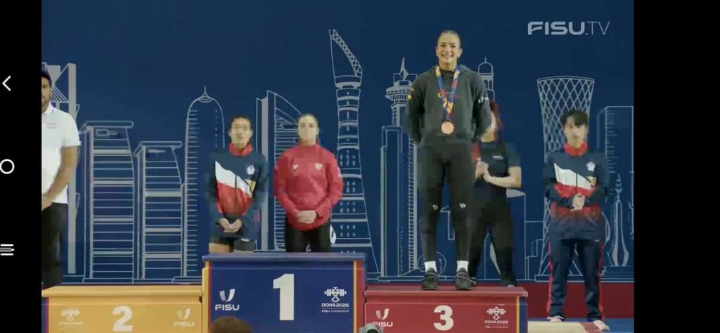 Atleta en el podio con medalla de bronce en Doha 2026